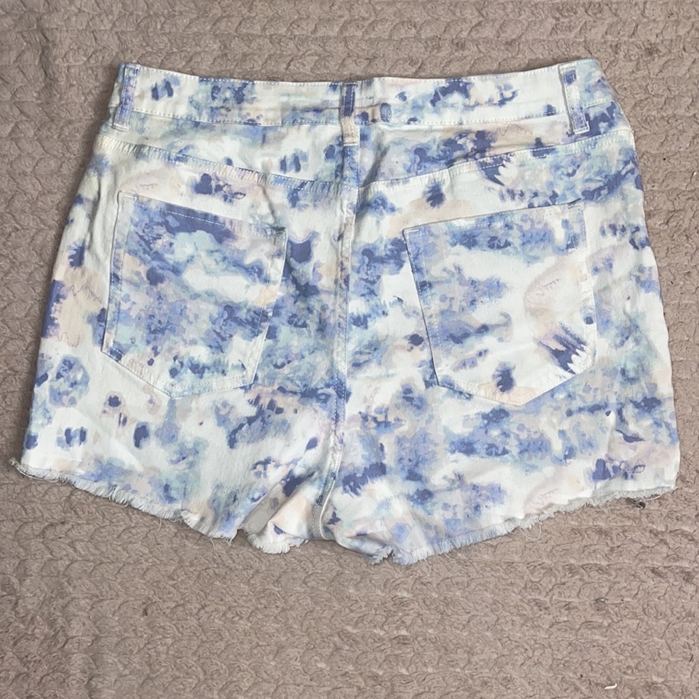 Size 16 high-rise Women’s blue/purple/light pink and white tie-dye shorts NWOT - Picture 5 of 6